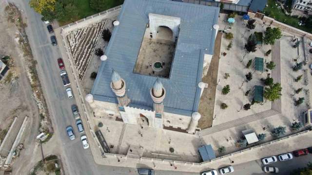 Sivas’a gelen kafileler aynı gün hangi tarihi durakları geziyor
