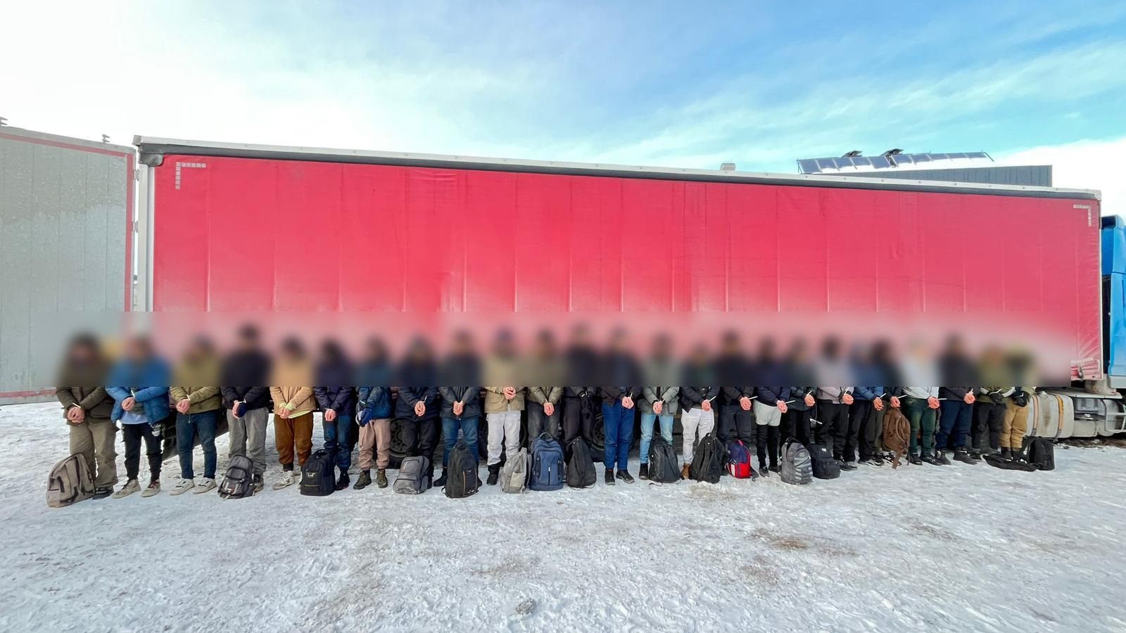 Sivas Suşehri’nde Tır Dorsesinde Şok Yakalama: 25 Düzensiz Göçmen Bulundu, Şoför Tutuklandı