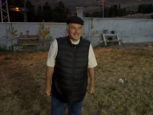 Her akşam gelip kedilerle aynı kaptan mama yiyor