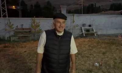Her akşam gelip kedilerle aynı kaptan mama yiyor