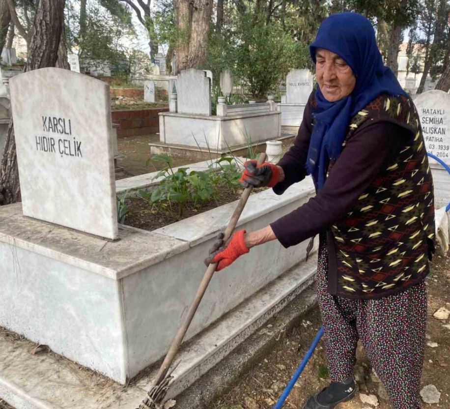 Antalya'da 75 yaşındaki Raziye nine, 20 yıldır mezarlığı gönüllü temizliyor - Birlik Haber Ajansı