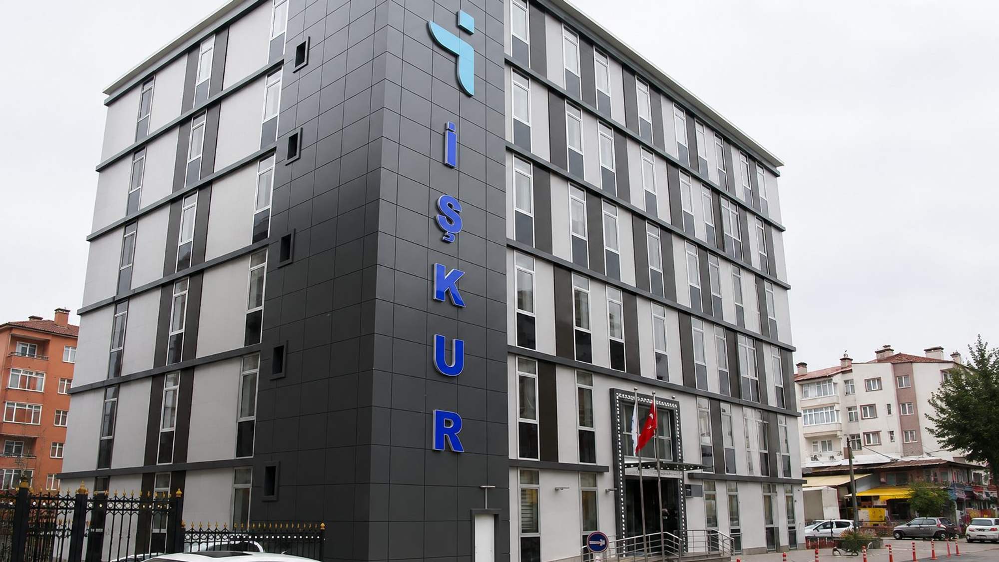 Cephe boyunca dikey İŞKUR yazısı bulunan modern hizmet binası, şehir caddesi üzerinde yükseliyor.