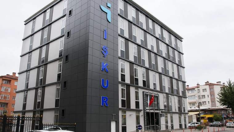 Cephe boyunca dikey İŞKUR yazısı bulunan modern hizmet binası, şehir caddesi üzerinde yükseliyor.