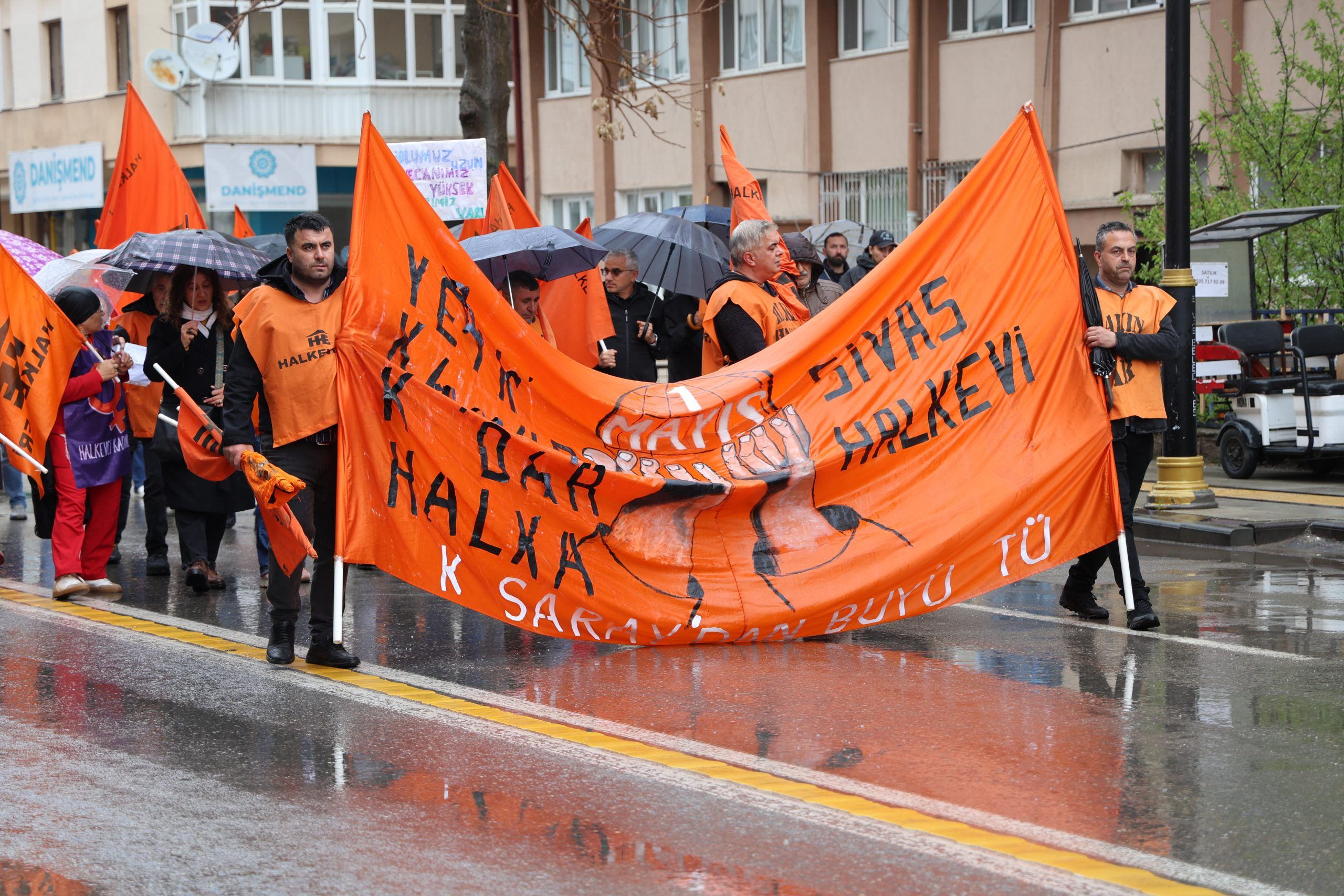 Sivas’ta 1 Mayıs Etkinliğinde Bölücü Slogan İddiası Gerginliğe Neden Oldu