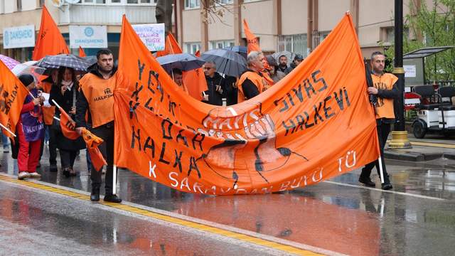 Sivas’ta 1 Mayıs Etkinliğinde Bölücü Slogan İddiası Gerginliğe Neden Oldu