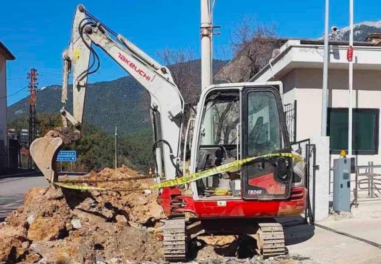 Antalya’da feci iş kazası: Kepçenin bomuna sıkışan belediye çalışanı hayatını kaybetti - Birlik Haber Ajansı
