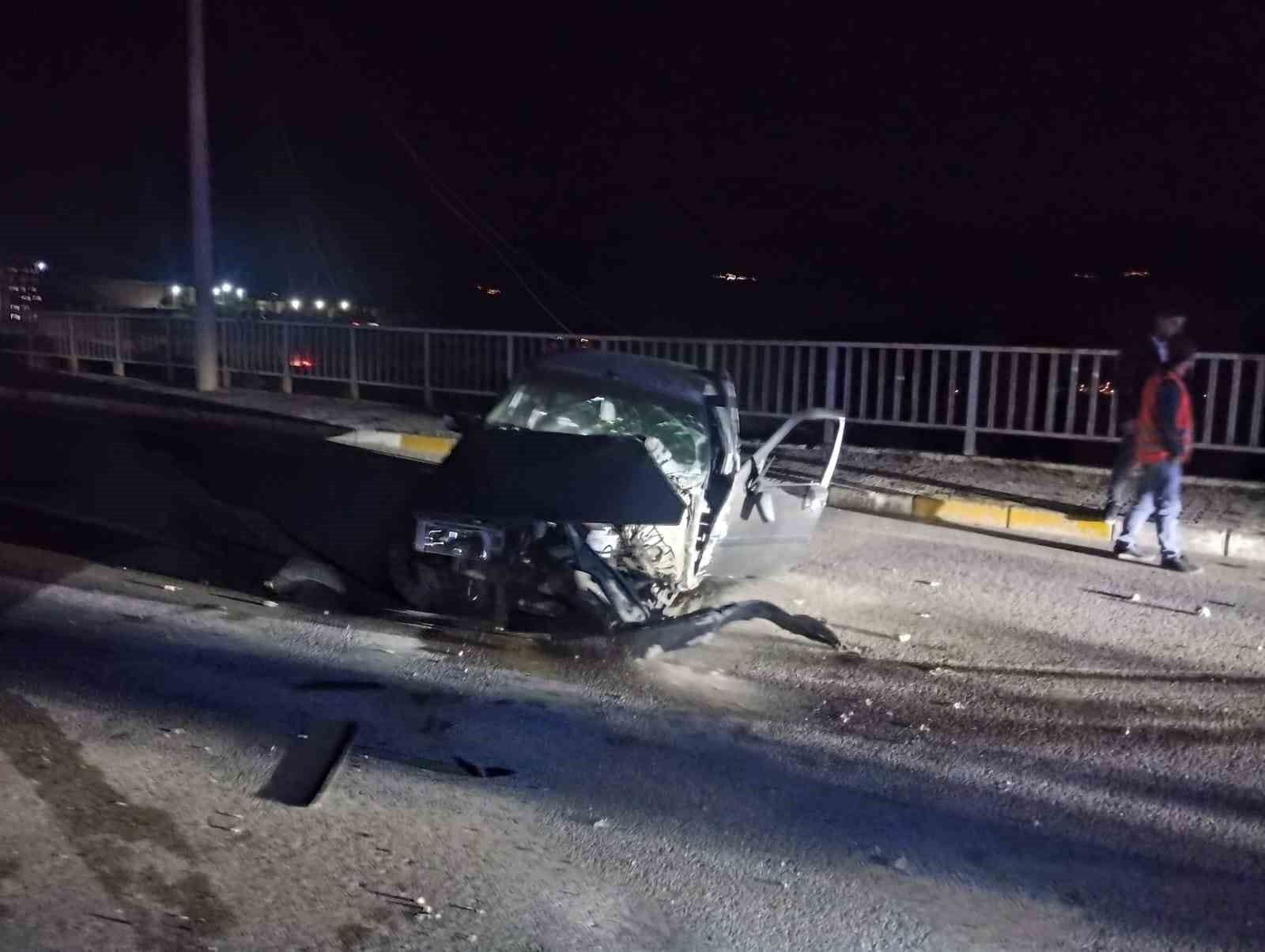 Suşehri’nde otomobil aydınlatma direğine çarptı: 1 yaralı