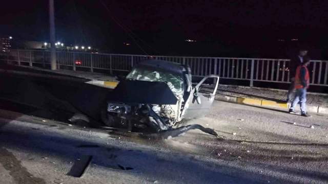 Suşehri’nde otomobil aydınlatma direğine çarptı: 1 yaralı