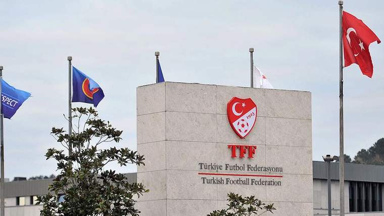 TFF binası önünde Türk bayrağı ve diğer bayraklar dalgalanıyor.