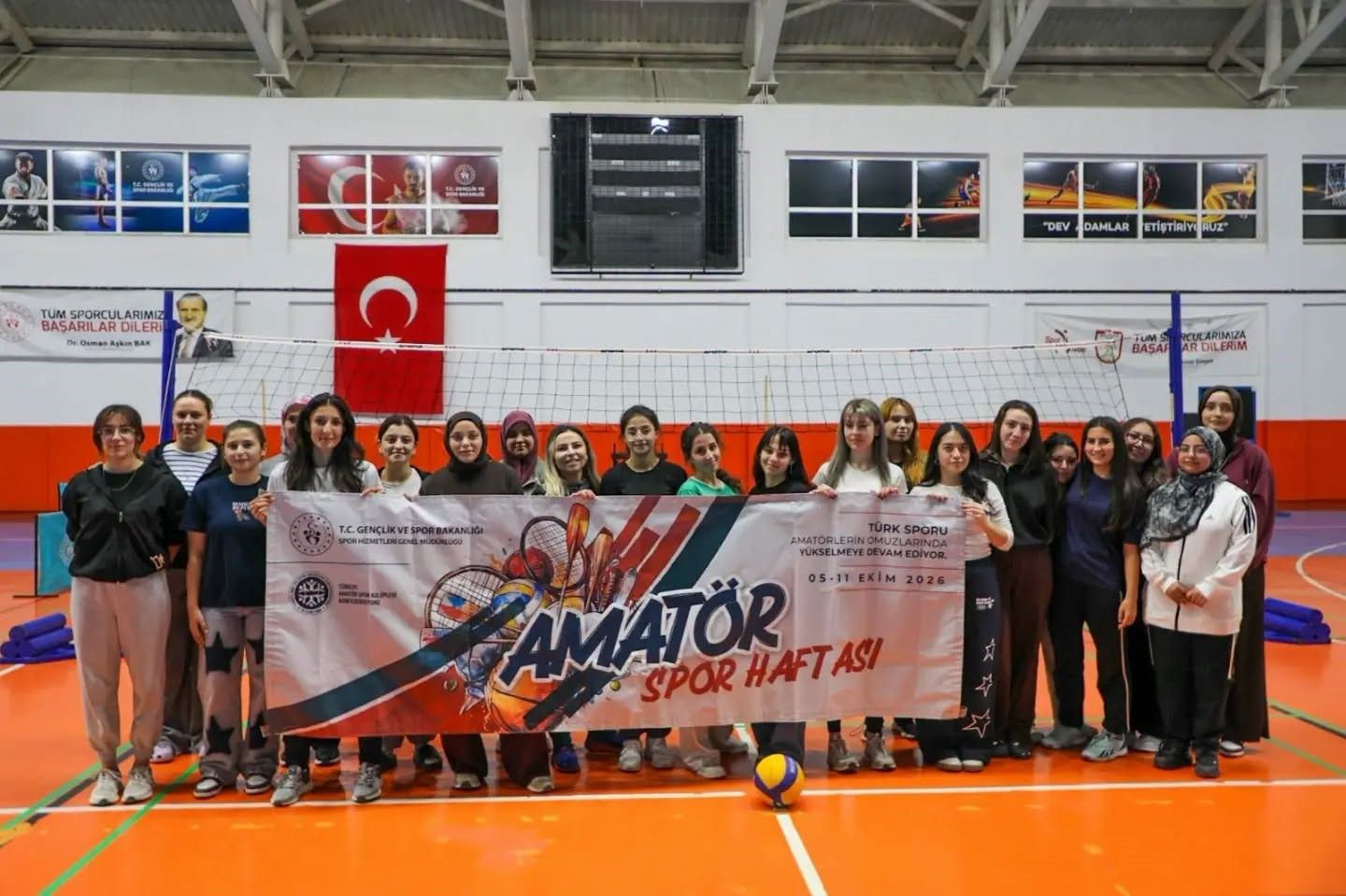 Yurtlarda kalan öğrenciler sporla ortak etkinlikte buluştu