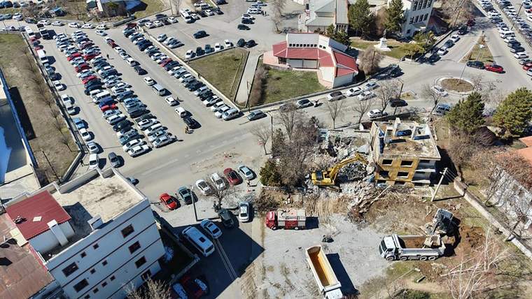 Abdi Ağa Konağı yanında inşaat halindeki bir bina ve çevresinde park etmiş araçlar görünmekte.