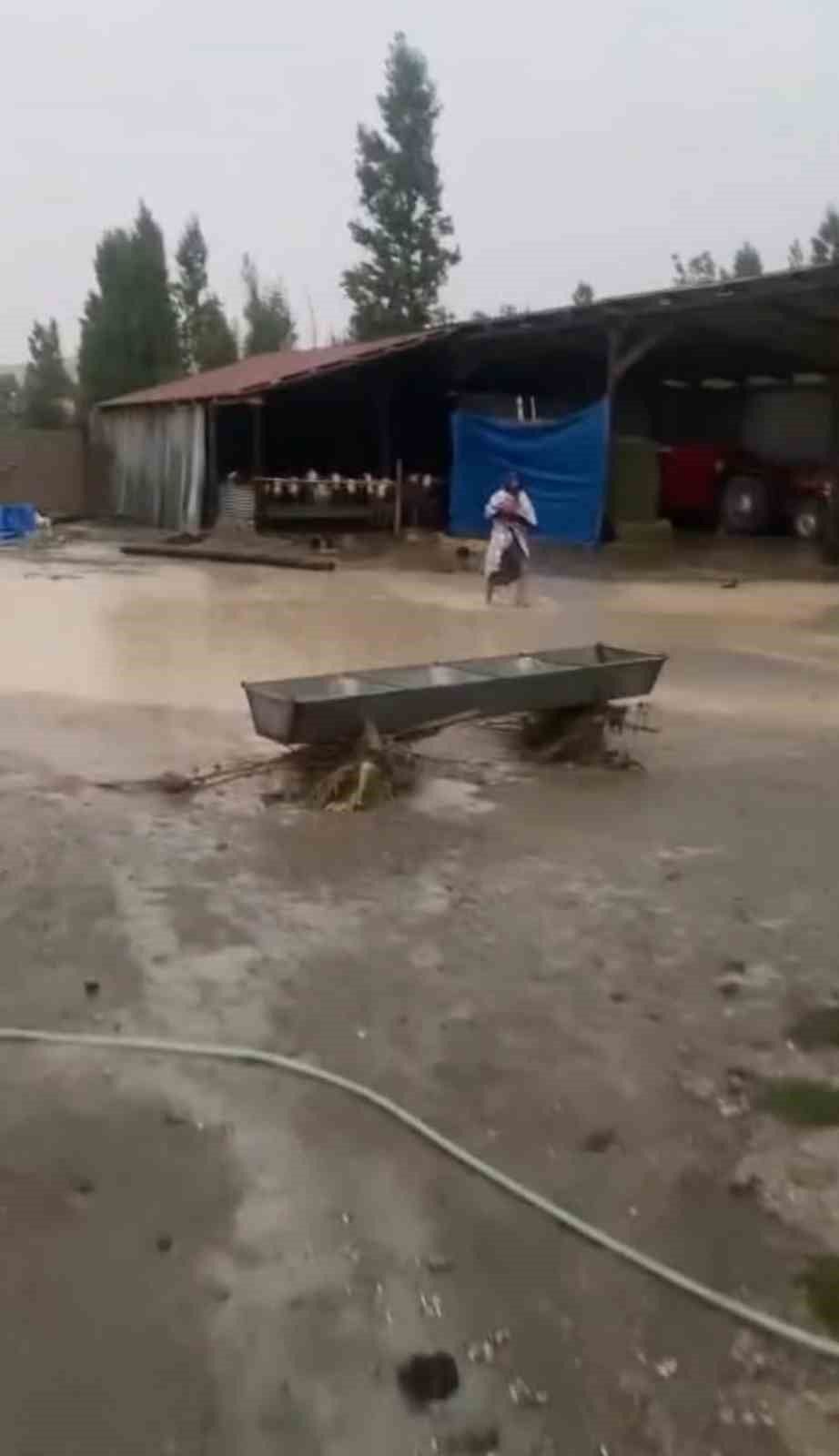 0 can kaybıyla atlatılan selde tarlalar su altında kaldı