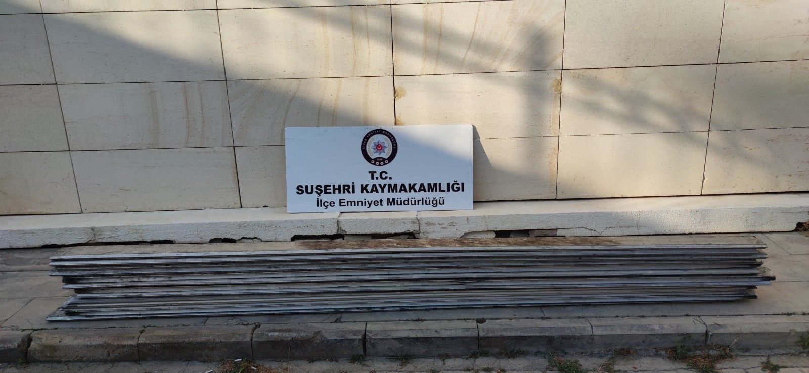 Suşehri’nde Tırlardan Alüminyum Çıta Hırsızlığı: 1 Tutuklama