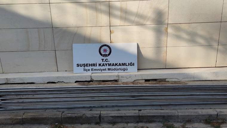 Suşehri Kaymakamlığı İlçe Emniyet Müdürlüğü tabelası, duvara monte edilmiş.