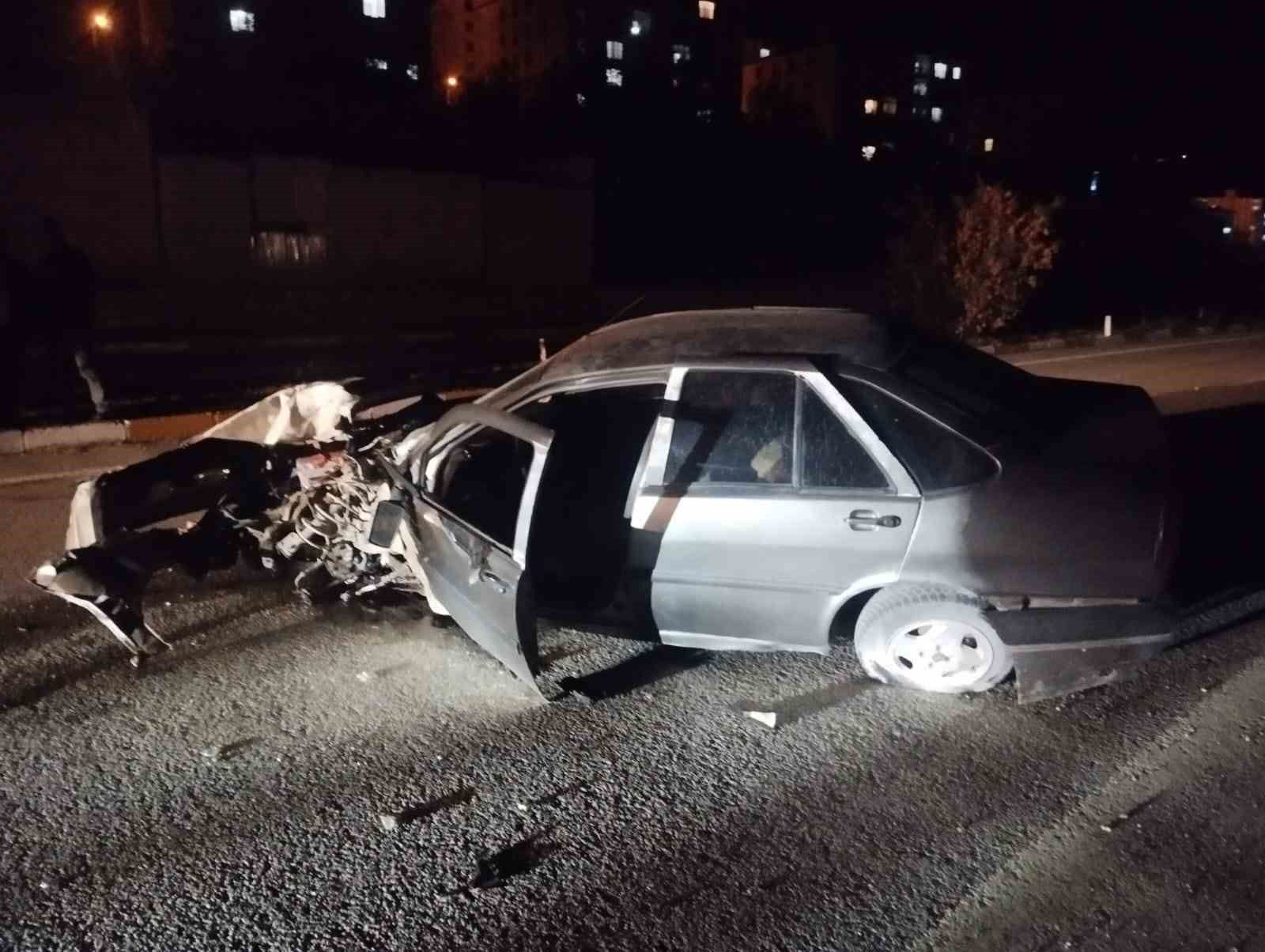 Suşehri’nde otomobil aydınlatma direğine çarptı: 1 yaralı
