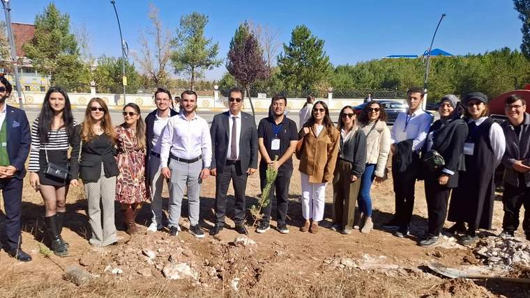 Sivas Cumhuriyet Üniversitesi'nde Çevre Bilinci İçin Fidan Dikim Etkinliği