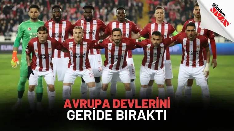 Sivasspor futbol takımı, sahada poz veren oyuncularla birlikte yer alıyor.