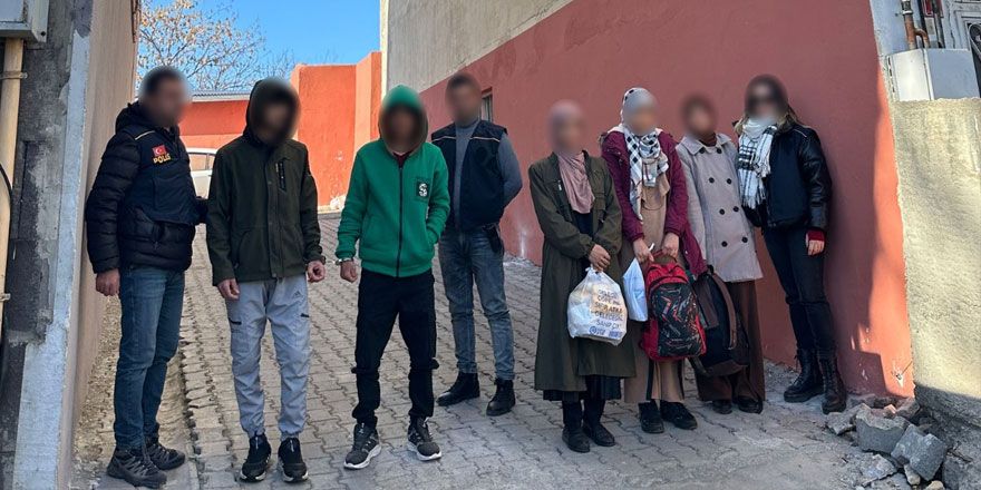 Kars'ta Afganistan uyruklu 5 düzensiz göçmen yakalandı - Birlik Haber Ajansı