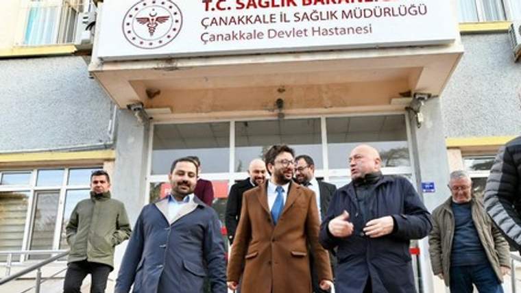 Çanakkale Devlet Hastanesi girişinde, merdivenlerden inen ve yürüyen birkaç kişi görülüyor.