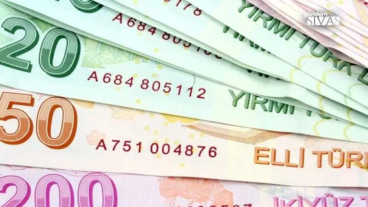 Üzerinde farklı değerler yazılı Türk banknotları, üst üste dizilmiş şekilde duruyor.