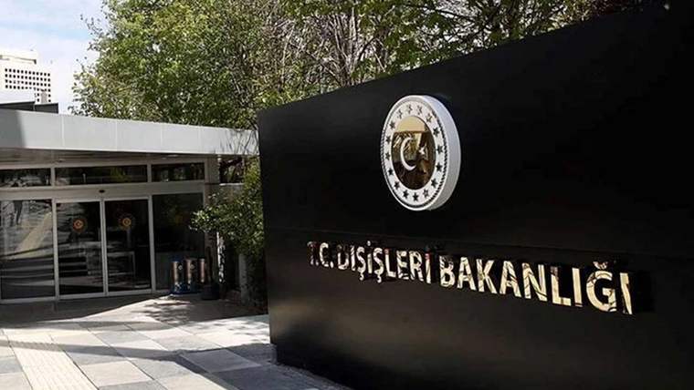 Dışişleri Bakanlığı yazısı ve arması bulunan siyah tabela, bina girişinin önünde görülüyor.