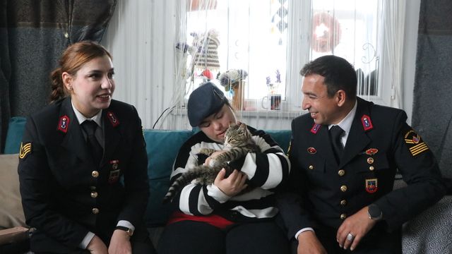 Yozgat'ta Jandarma Ekiplerinden Down Sendromlu Suna'ya Ziyaret - Birlik Haber Ajansı