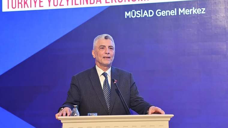 MÜSİAD Genel Merkezinde konuşan bir kişi, ekonomi ve kalkınma konularında bilgi veriyor.