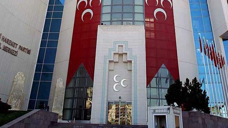 Üzerinde Milliyetçi Hareket Partisi Genel Merkezi yazan binanın girişinde parti bayrakları görülüyor.