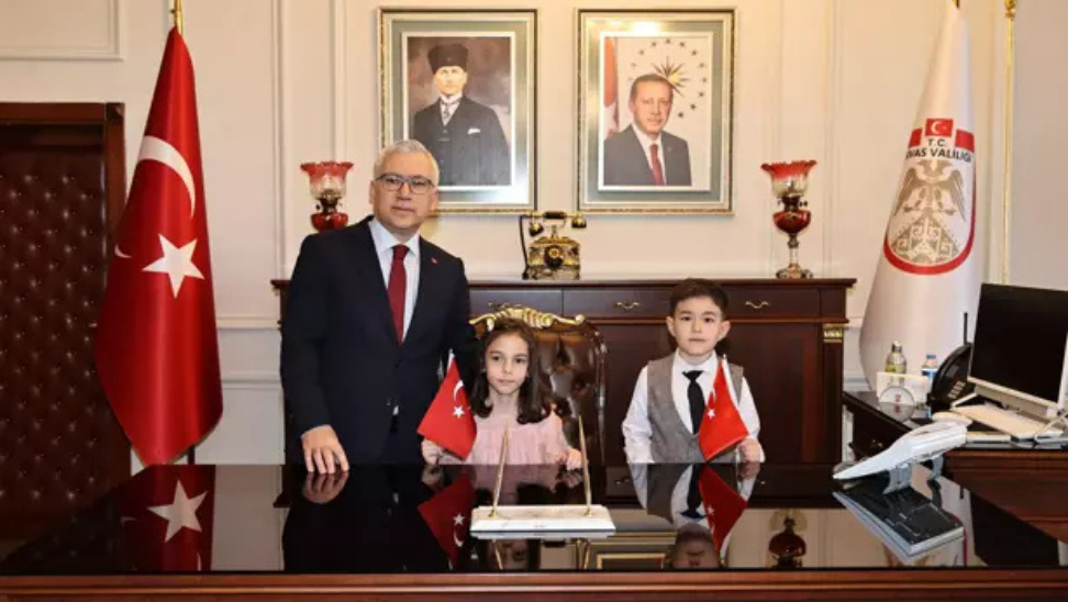 Sivas Valisi Makamını 2. Sınıf Öğrencilerine Devretti – 23 Nisan'da Anlamlı Temsil