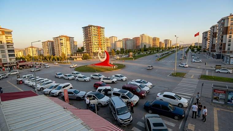 Sivas’ta Gelin Alma Konvoyu Ay Yıldız Kavşağı’nı Kilitledi