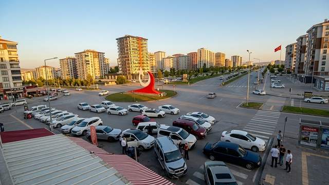 Sivas’ta Gelin Alma Konvoyu Ay Yıldız Kavşağı’nı Kilitledi