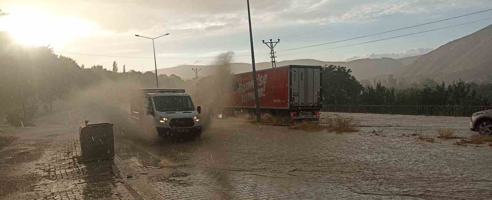 Gürün’de sağanak yolları su altında bıraktı, ulaşım aksadı