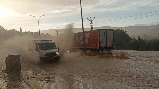 Gürün’de sağanak yolları su altında bıraktı, ulaşım aksadı