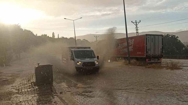 Gürün’de sağanak yolları su altında bıraktı, ulaşım aksadı