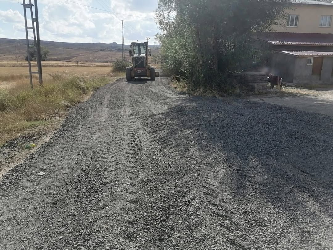 Sivas'ta Hacımirza-Ulaş Bağlantı Yolunda Bakım Çalışmaları Sürüyor