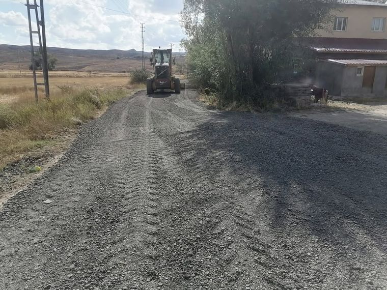 Sivas'ta Hacımirza-Ulaş Bağlantı Yolunda Bakım Çalışmaları Sürüyor