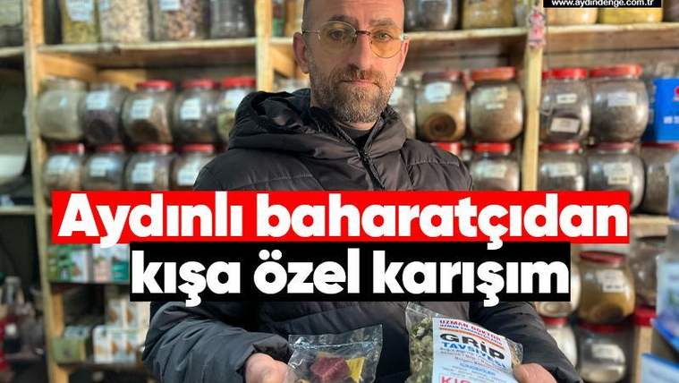 Gözlüklü bir erkek, raflarında kavanozlar bulunan dükkânda iki paket ürünü elinde tutuyor.