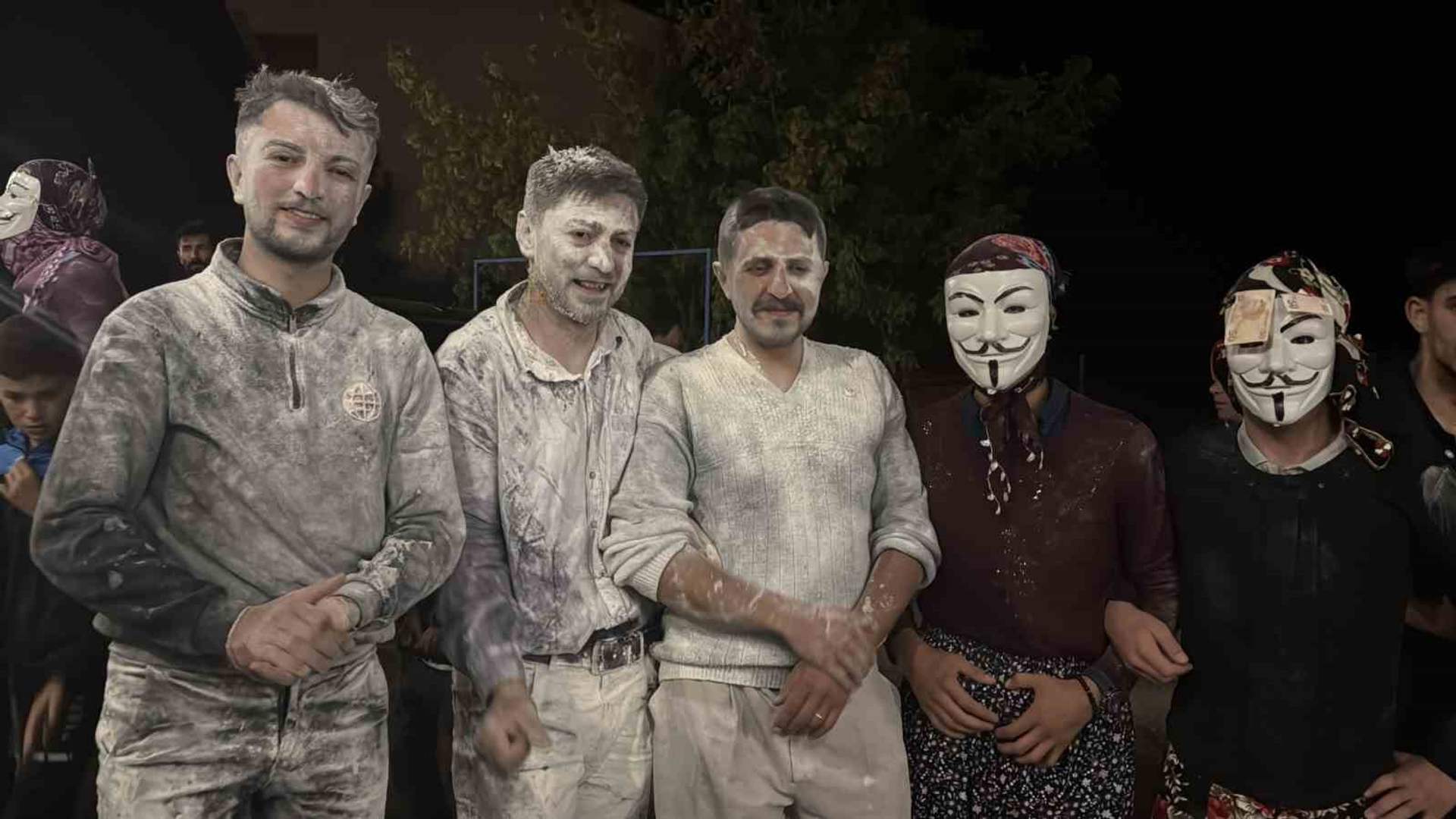 Sivas’ın Altınyayla ilçesinde düğün geceleri, deve oyunu ve eşeğe bindirme geleneğiyle renkleniyor.