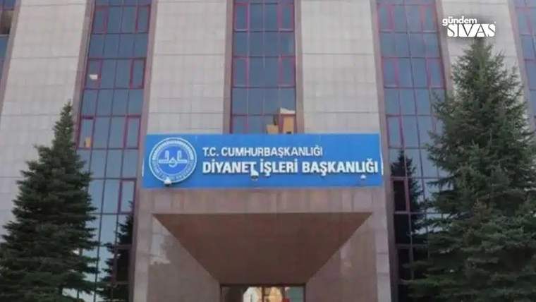 Üzerinde Diyanet İşleri Başkanlığı yazan mavi tabela, yüksek cam cepheli binanın girişinde yer alıyor.