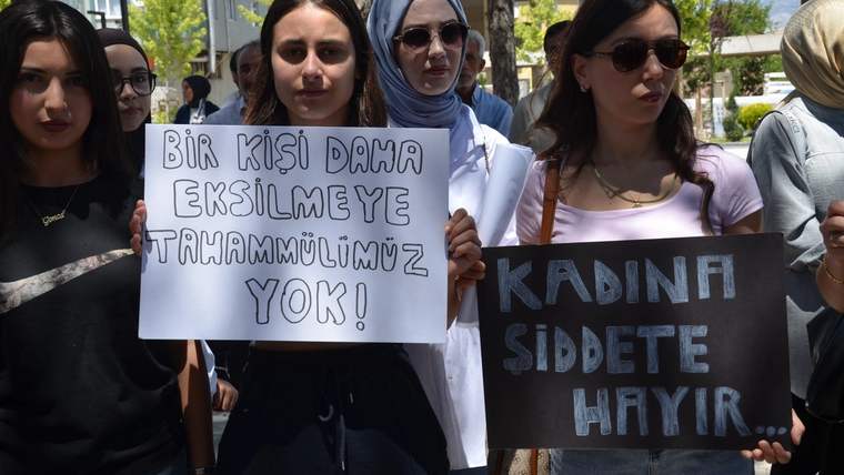 Kadınların taşıdığı dövizlerde “Bir kişi daha eksilmeye tahammülümüz yok” ve “Kadına şiddete hayır” yazıyor.