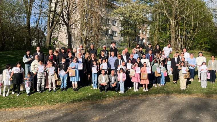 İki Dilli Okuma Festivali'ne katılan kalabalık bir grup, parkta bir araya gelmiş.