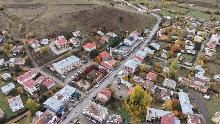 Havadan çekilmiş bir görüntüde, Kalın ve Şerefiye yerleşim yerlerinin evleri, yolları ve yeşil alanları görünmektedir.