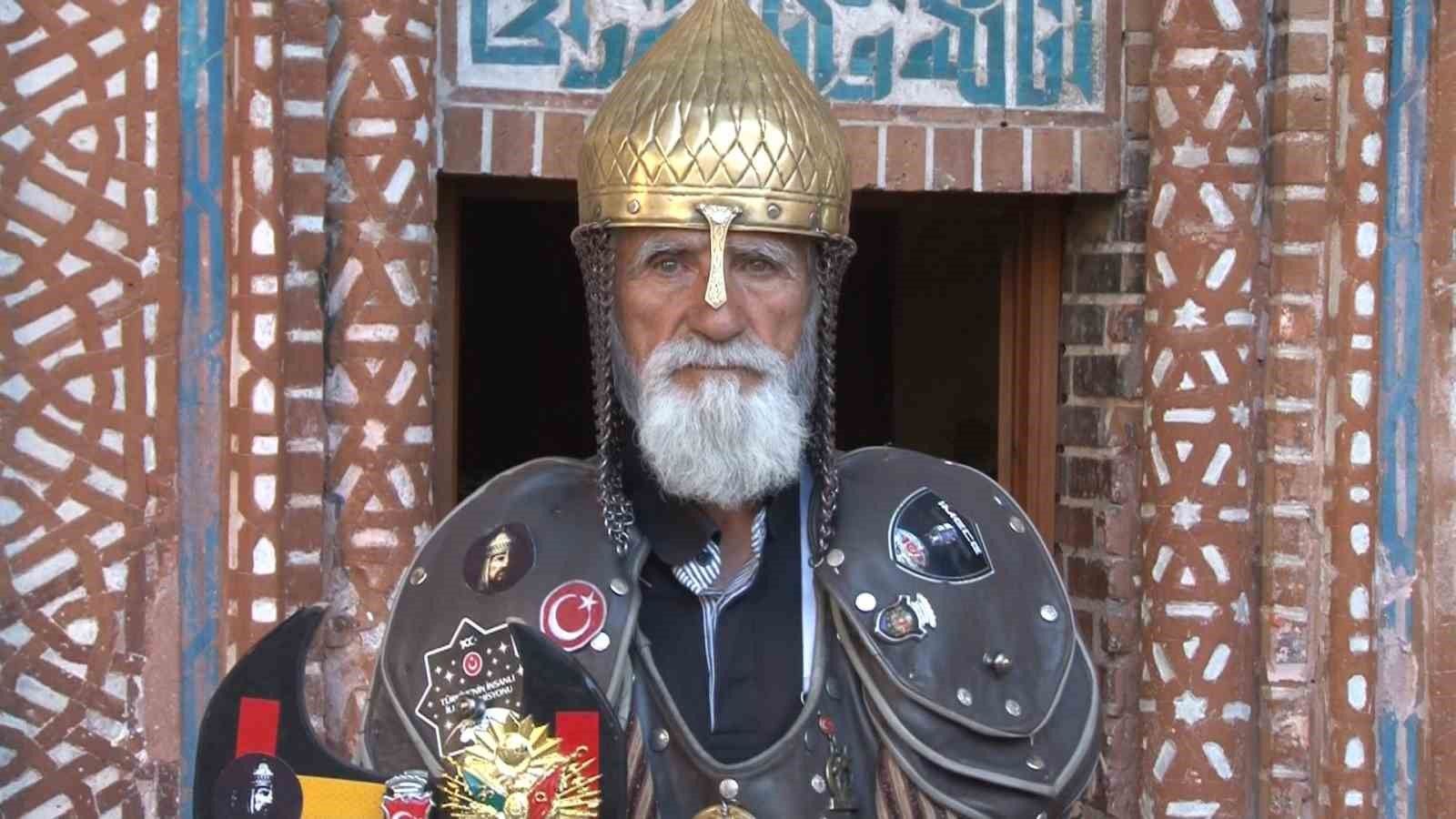 Sivas caddelerinde Sultan Alparslan kıyafetiyle tarih anlattı