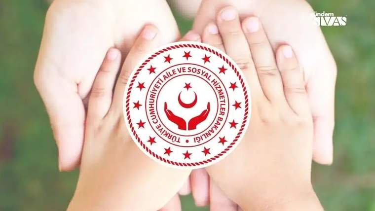Birbirine dokunan ellerin üzerinde Türkiye Cumhuriyeti Aile ve Sosyal Hizmetler Bakanlığı logosu yer alıyor.