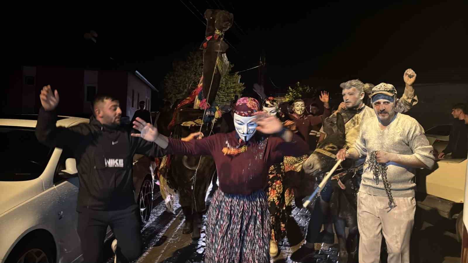 "Eşeğe bindirilir, un atılır, yumurta atılır" geleneği sürüyor