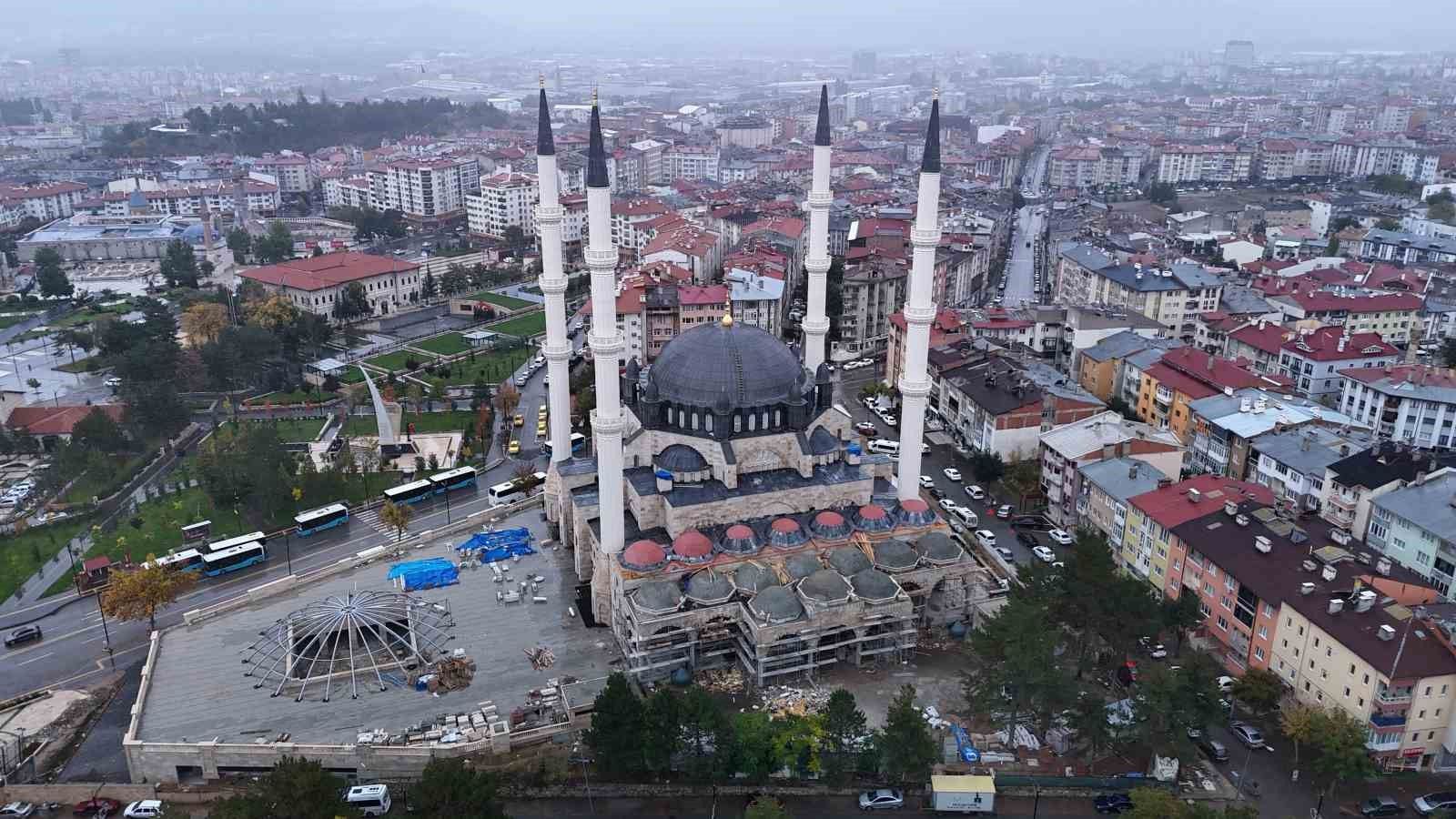 17 bin metrekarelik Merkez Camii’nde ilk ezan okundu