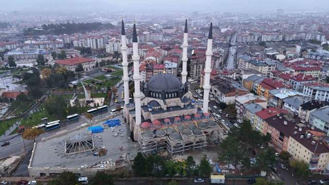 17 bin metrekarelik Merkez Camii’nde ilk ezan okundu
