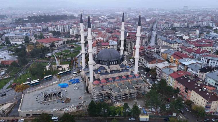 17 bin metrekarelik Merkez Camii’nde ilk ezan okundu
