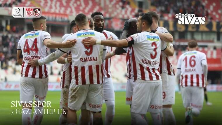 Sivasspor futbol takımı, sahada bir araya gelerek kutlama yapıyor.