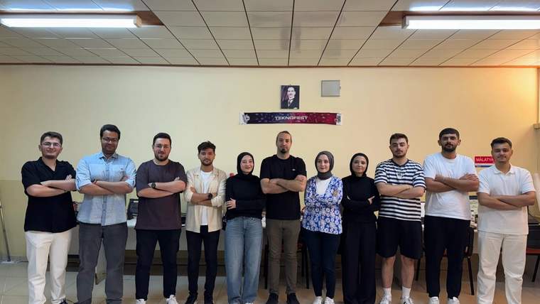 AquaTech takımının üyeleri, bir odada yan yana durarak poz veriyorlar.